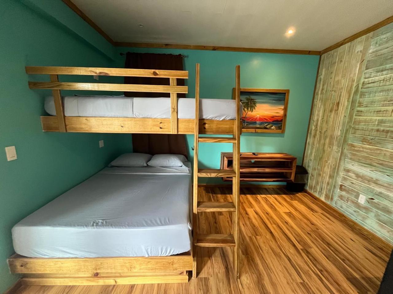 Skully's House Lodge *